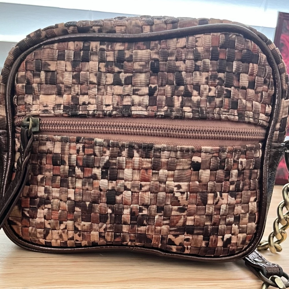 SAK unique pattern w/colors of tan, bronze, bits of almost olive green stylish